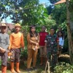 Sigap! Babinsa dan Warga Eris Bersatu Evakuasi Rumah Tertimpa Pohon