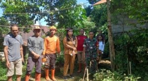 Sigap! Babinsa dan Warga Eris Bersatu Evakuasi Rumah Tertimpa Pohon