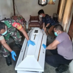 Babinsa Ratahan Evakuasi Jenazah Lansia di Kelurahan Nataan