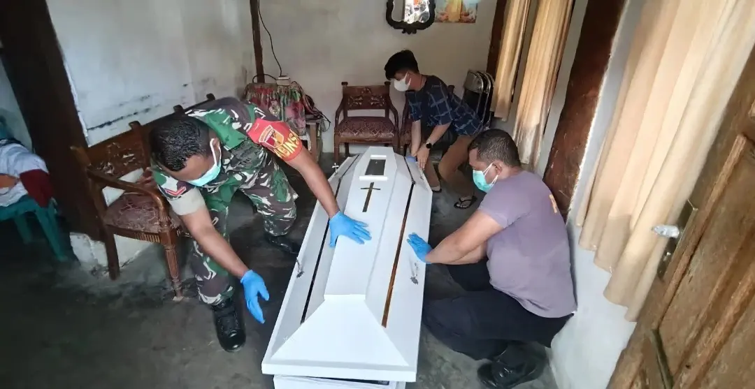 Babinsa Ratahan Evakuasi Jenazah Lansia di Kelurahan Nataan