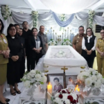 Melayat ke Rumah Duka Keluarga Roring-Waani, Bupati Minahasa Sampaikan Belasungkawa