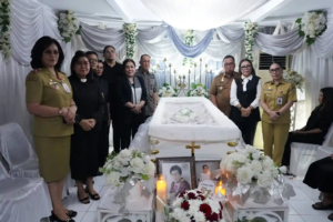 Melayat ke Rumah Duka Keluarga Roring-Waani, Bupati Minahasa Sampaikan Belasungkawa