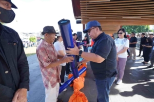 Bupati Minahasa Serahkan Bantuan untuk Korban Gempa
