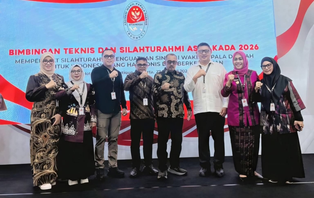 Wabup Minsel Theodorus Kawatu /kemeja putih, foto bersama seusai kegiatan. (Foto :Dok/ist) 