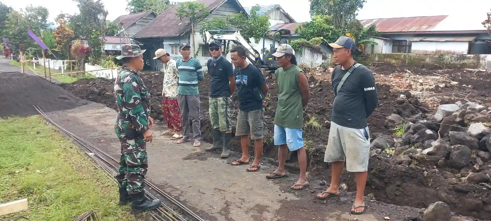 Danramil Tondano Motivasi Pekerja Pembangunan KDKMP di Kelurahan Sasaran