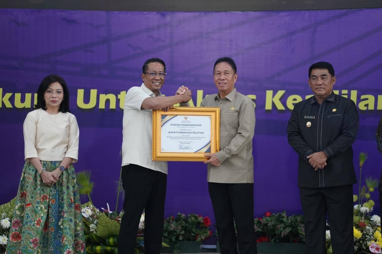 Bupati Minsel Terima Penghargaan Menteri Hukum atas Program Posbakum Desa