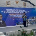 Gunakan deskripsi seperti "Mendikdasmen Abdul Mu'ti meresmikan revitalisasi sekolah di SMK Negeri 3 Tondano