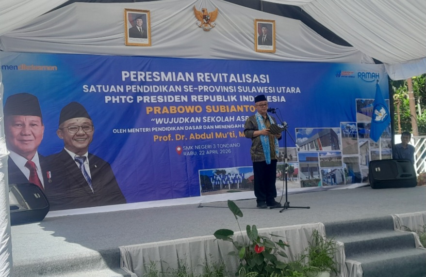Gunakan deskripsi seperti "Mendikdasmen Abdul Mu'ti meresmikan revitalisasi sekolah di SMK Negeri 3 Tondano