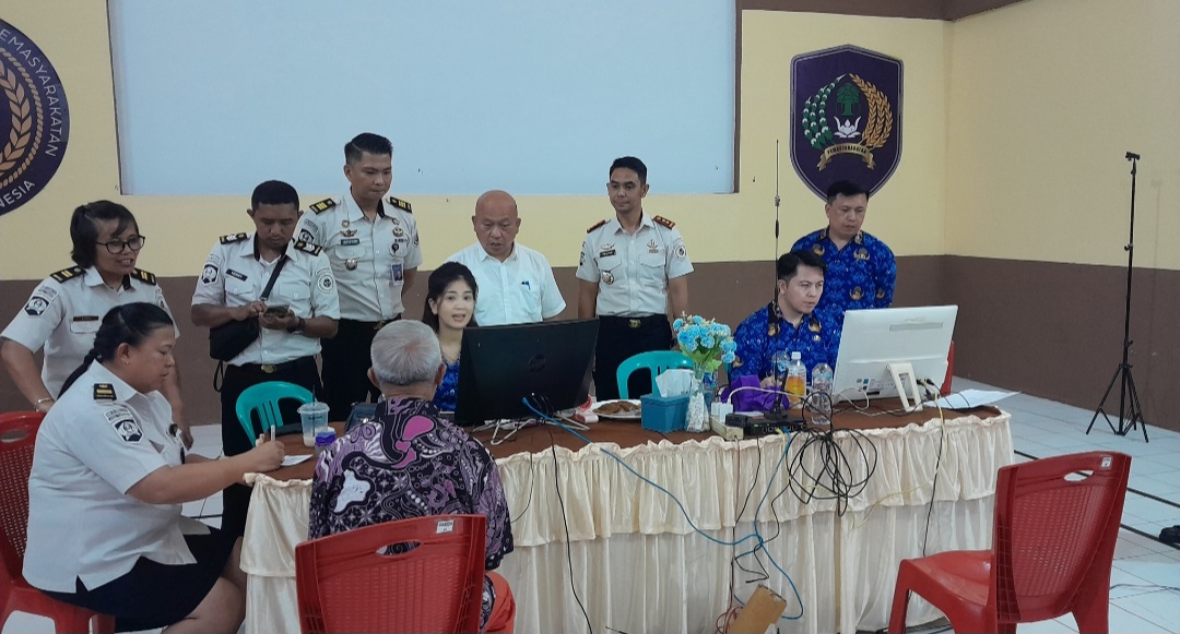 Dinas Dukcapil Minahasa melakukan pelayanan di Lapas Tondano.