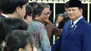 Rocky Gerung Hadiri Pelantikan Enam Pejabat di Istana, Sempat Berbincang dengan Presiden Prabowo Lalu Tertawa Lepas