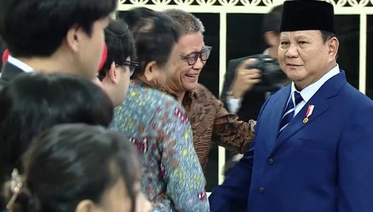 Rocky Gerung Hadiri Pelantikan Enam Pejabat di Istana, Sempat Berbincang dengan Presiden Prabowo Lalu Tertawa Lepas