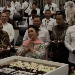 Ketika Didit Beri Kejutan di Hari Ulang Tahun ke-67 Sang Bunda Titiek di Ruang Rapat Kerja DPR, Sesuatu Banget!