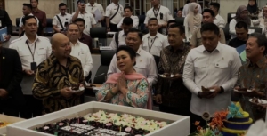 Ketika Didit Beri Kejutan di Hari Ulang Tahun ke-67 Sang Bunda Titiek di Ruang Rapat Kerja DPR, Sesuatu Banget!