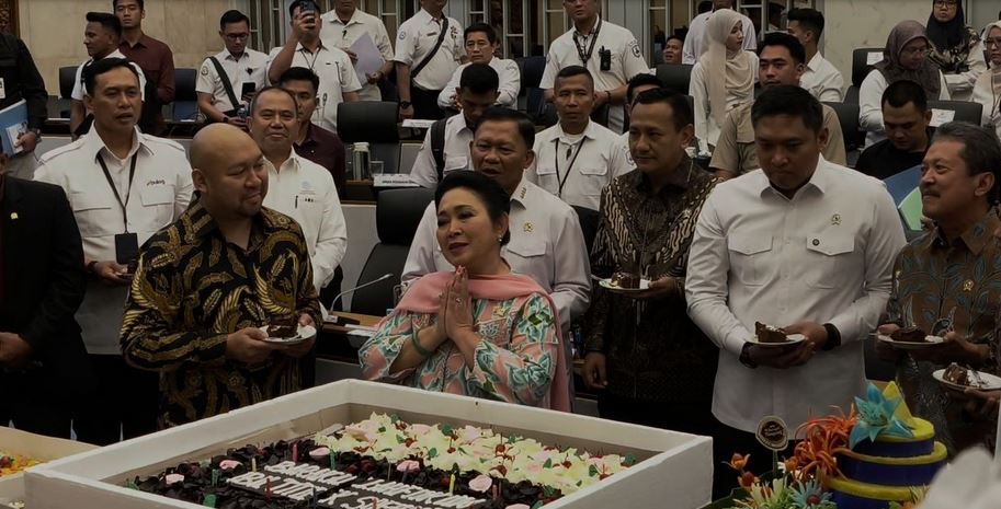 Ketika Didit Beri Kejutan di Hari Ulang Tahun ke-67 Sang Bunda Titiek di Ruang Rapat Kerja DPR, Sesuatu Banget!