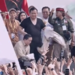 Hadiri May Day 2026 di Monas, Presiden Prabowo Usai Pidato Tiba-tiba Lepas Baju dan Lempar ke Buruh