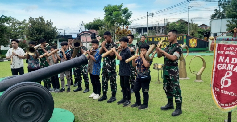 Prajurit Yon TP 916/Bara Sakti Dalami Musik Bambu di Kodim 1302 Minahasa