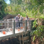 Jembatan Garuda Hampir Rampung, Babinsa Kodim 1302 Minahasa Kawal Finishing