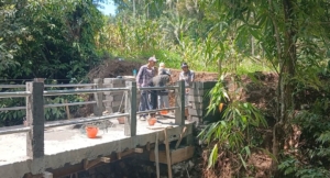 Jembatan Garuda Hampir Rampung, Babinsa Kodim 1302 Minahasa Kawal Finishing