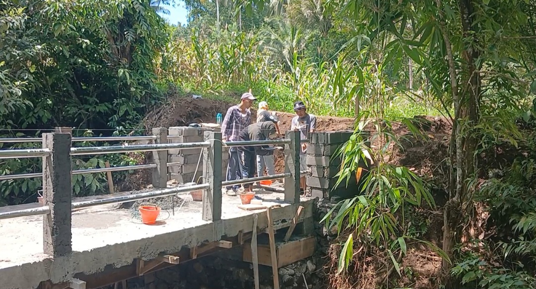 Jembatan Garuda Hampir Rampung, Babinsa Kodim 1302 Minahasa Kawal Finishing
