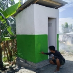 Pengecatan MCK Watuliney, Langkah TMMD Perkuat Sanitasi di Pelosok Minahasa Tenggara