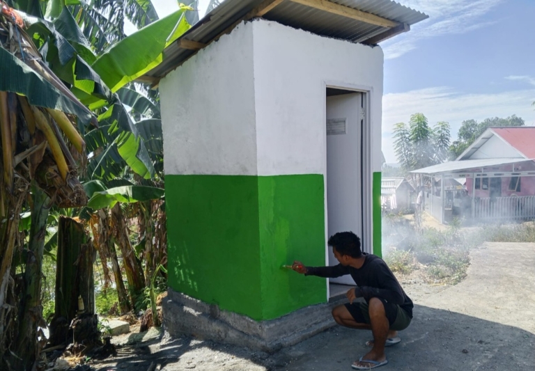 Pengecatan MCK Watuliney, Langkah TMMD Perkuat Sanitasi di Pelosok Minahasa Tenggara