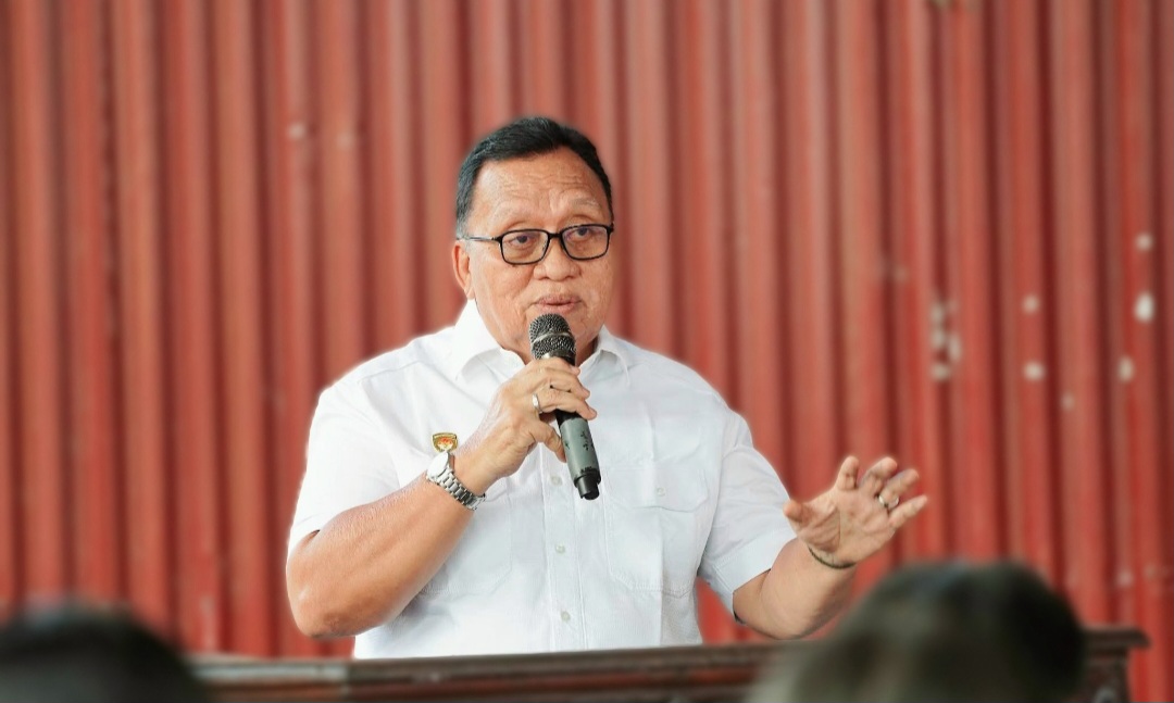Bupati Robby Segarkan Kepemimpinan SMP Tondano, Apresiasi Prestasi dan Dedikasi Kepsek