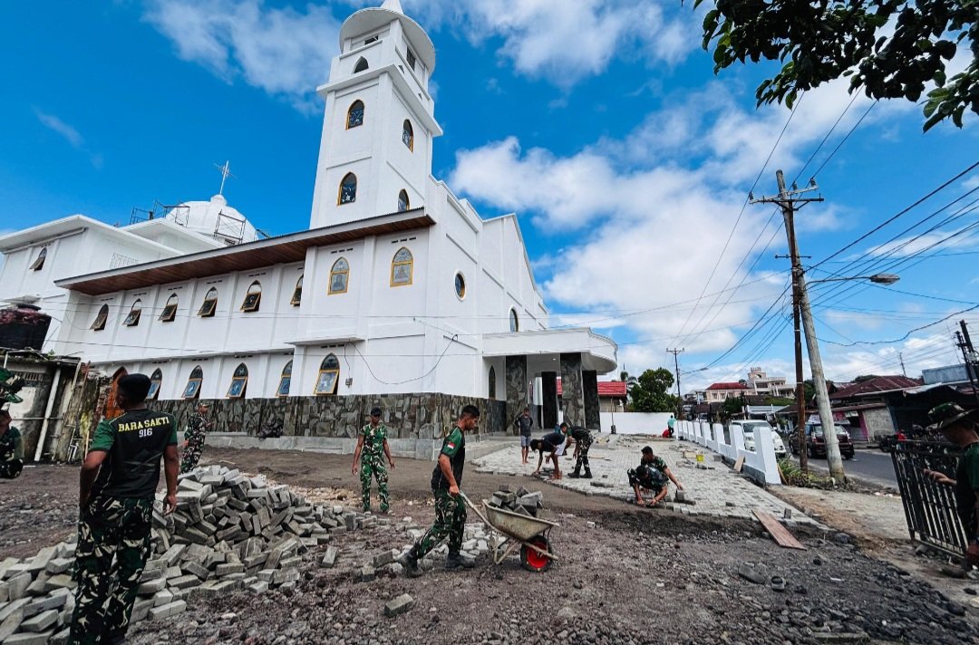 Kodim 1302 Minahasa Gerakkan Karya Bakti di Gereja Santa Rosa Delima