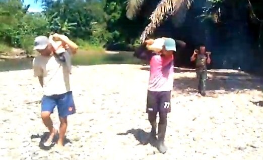 Babinsa Kodim 1302 Minahasa, Kawal Pembangunan Jembatan Perintis Garuda di Minsel 