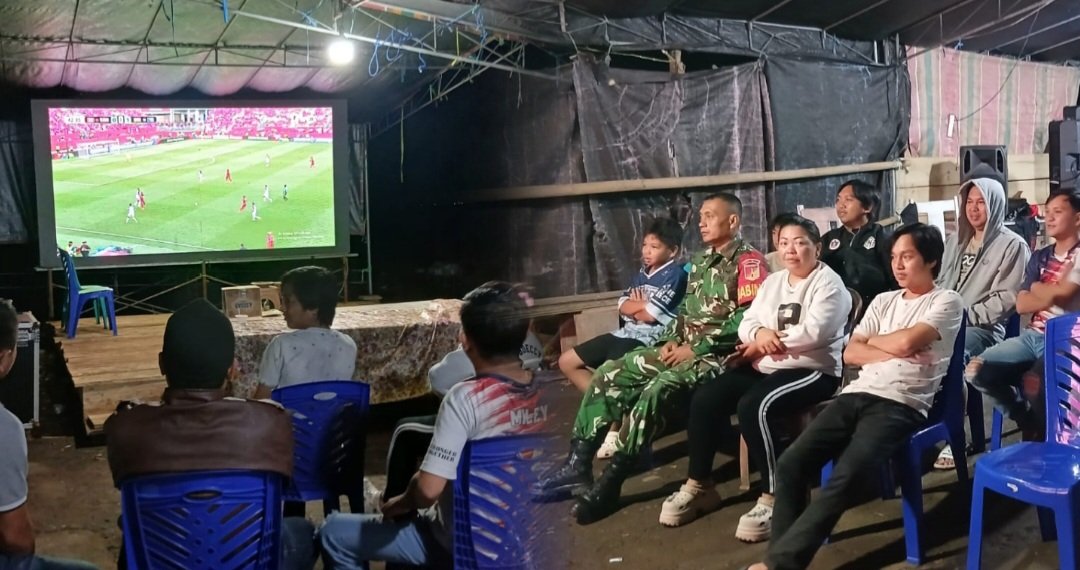 Lewat ‘Sepak Bola Gembira’, Babinsa Koramil 1302-02/Eris Jaga Kondusivitas Desa