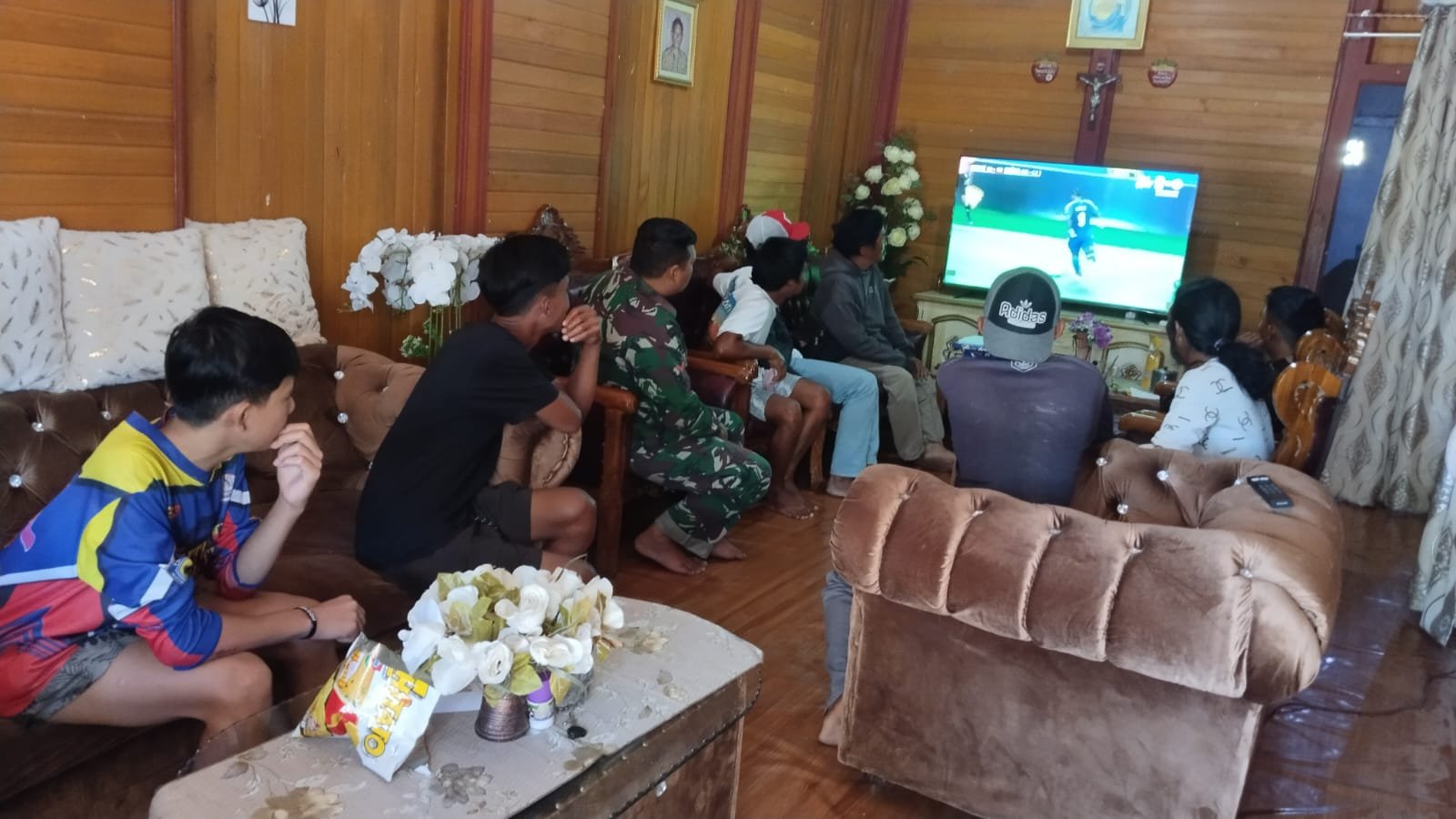 Perkokoh Kemanunggalan, Koramil 1302-19/Modoinding Gelar Nobar Piala Dunia Bersama Warga