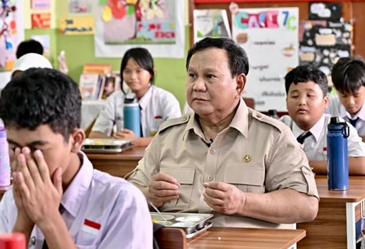 Tinjau Pelaksanaan MBG di Sekolah, Prabowo Makan Bareng serta Bincang-bincang dengan Siswa