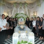 Wakil Bupati Minahasa Vanda Sarundajang Melayat ke Tiga Rumah Duka di Kawangkoan