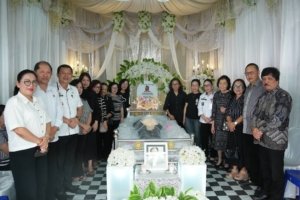 Wakil Bupati Minahasa Vanda Sarundajang Melayat ke Tiga Rumah Duka di Kawangkoan