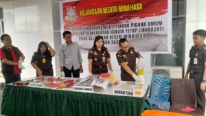Komitmen Penegakan Hukum yang Transparan, Kejari Minahasa Musnahkan Barang Bukti Narkotika hingga Sajam