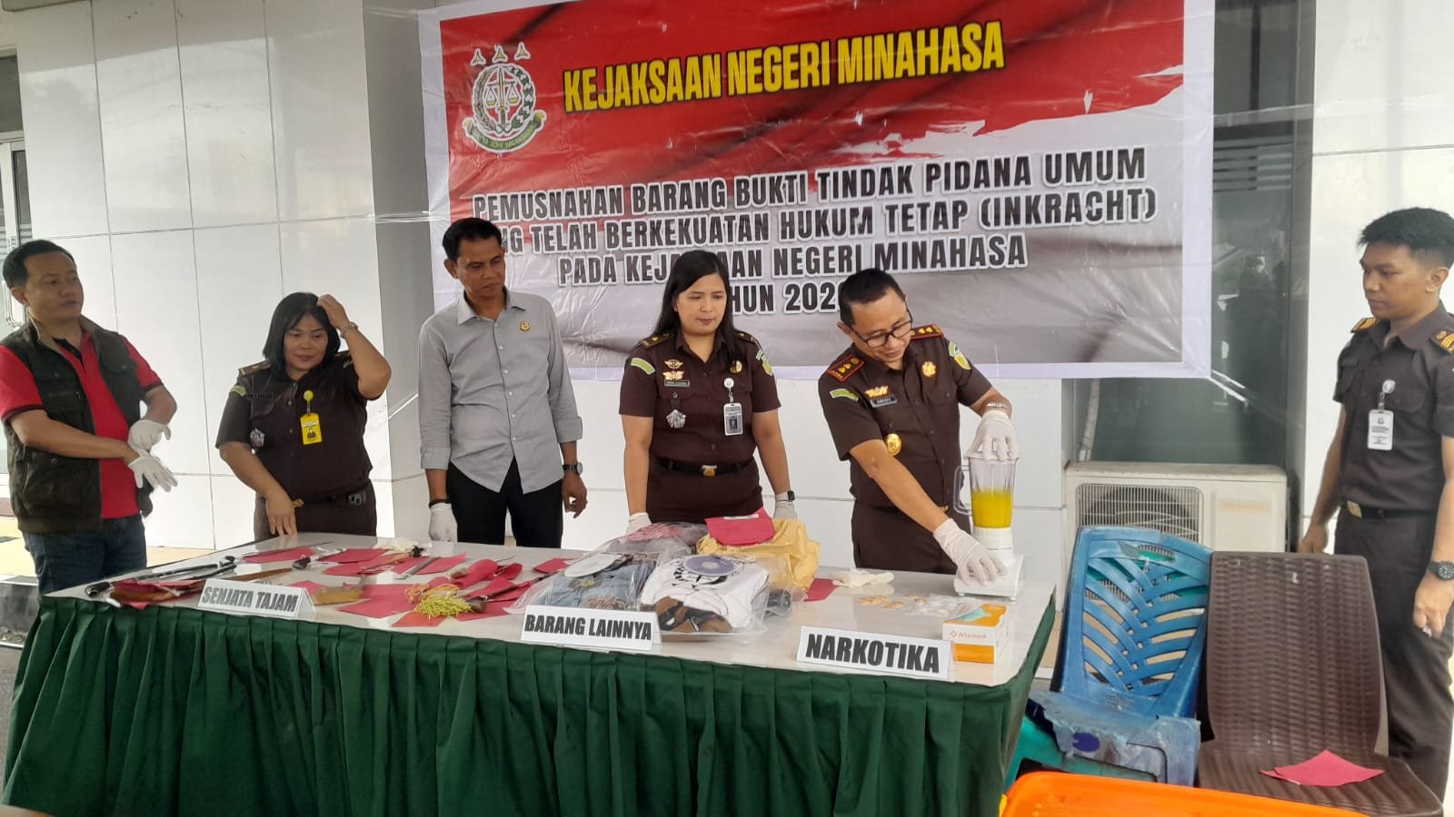 Komitmen Penegakan Hukum yang Transparan, Kejari Minahasa Musnahkan Barang Bukti Narkotika hingga Sajam