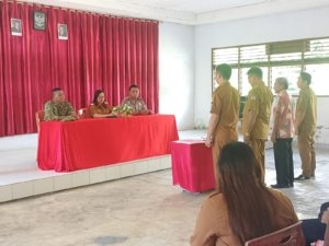 TNI Bersama Forkopimcam Kawal Sertijab Hukum Tua di Tombariri