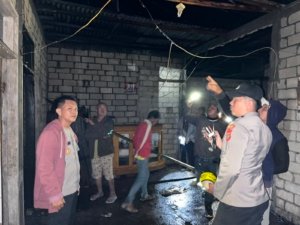 Rumah Warga Desa Karumenga Ludes Terbakar, Polsek Langowan Timur Bergerak Cepat