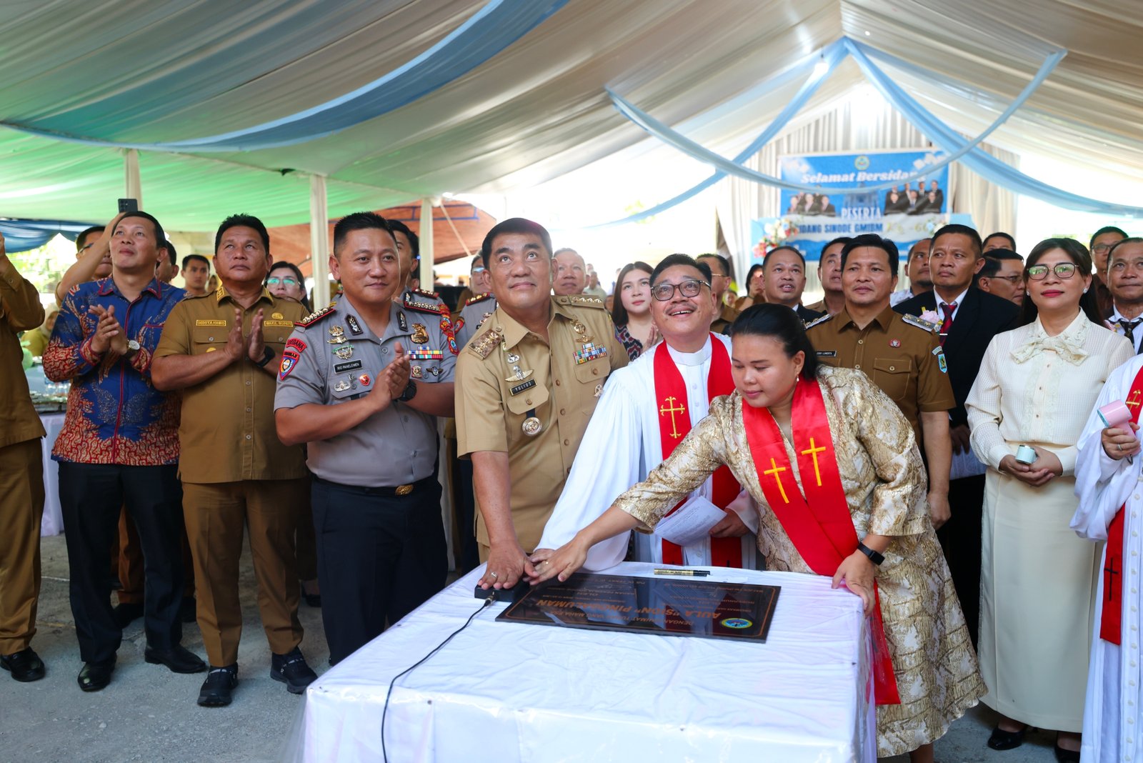 Gubernur Yulius dan ‘Kekuatan Moral’ GMIBM Sion Pinogaluman