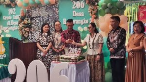 Wabup Minahasa Vanda Sarundajang Ajak Masyarakat Perkuat Iman pada HUT ke-206 Desa Ranowangko Dua