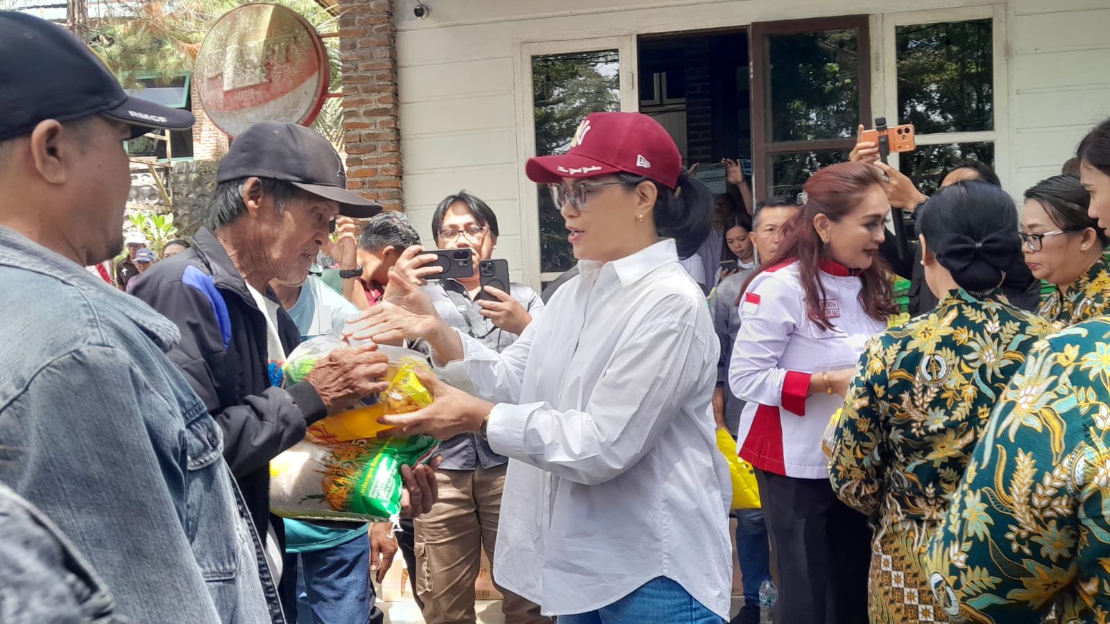 Bakti Sosial di Minahasa, Sekda Lynda Watania Puji Sinergi Lintas Sektor untuk Warga
