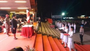 Serahkan Bendera Merah Putih dan Teks Proklamasi, Sekda Lynda Watania Titip Pesan untuk Paskibraka Minahasa