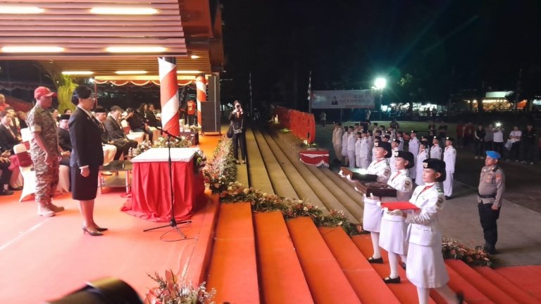 Serahkan Bendera Merah Putih dan Teks Proklamasi, Sekda Lynda Watania Titip Pesan untuk Paskibraka Minahasa