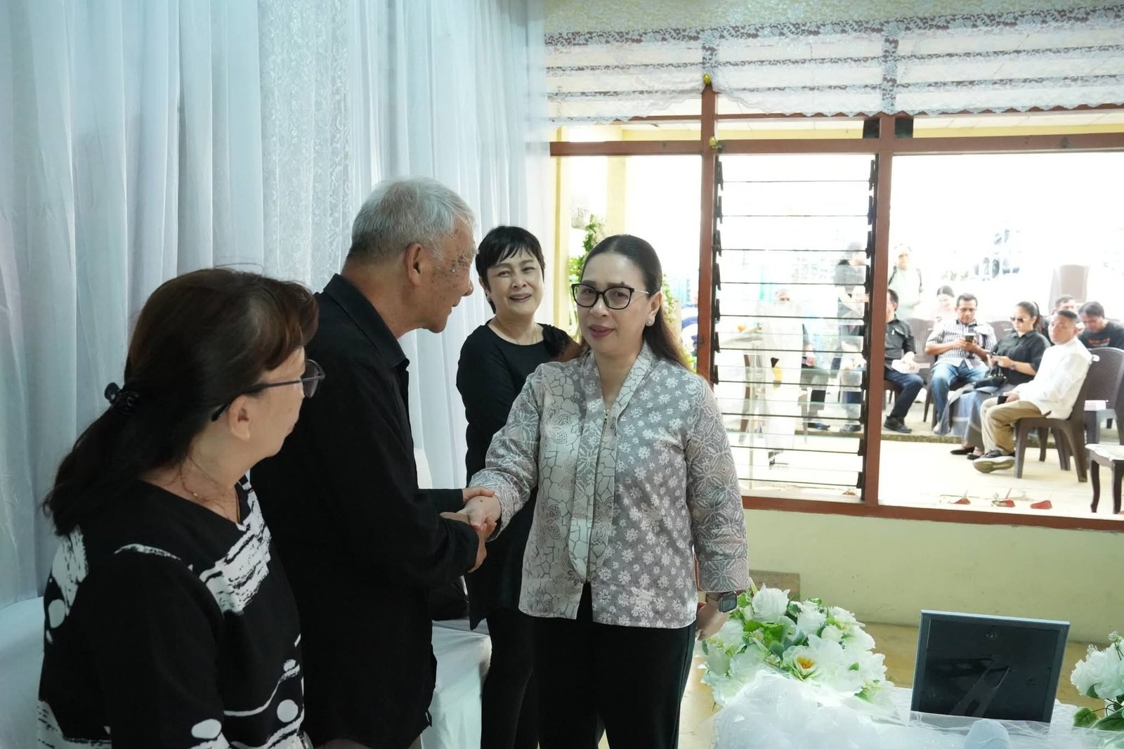 Wabup Minahasa Vanda Sarundajang Melayat ke Rumah Duka Letkol (Purn) Jantje Benhard Komaling