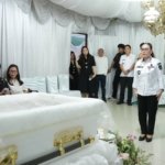 Wabup Minahasa Vanda Sarundajang Melayat ke Rumah Duka Ibu Rien Nelly Tuwo di Sonder