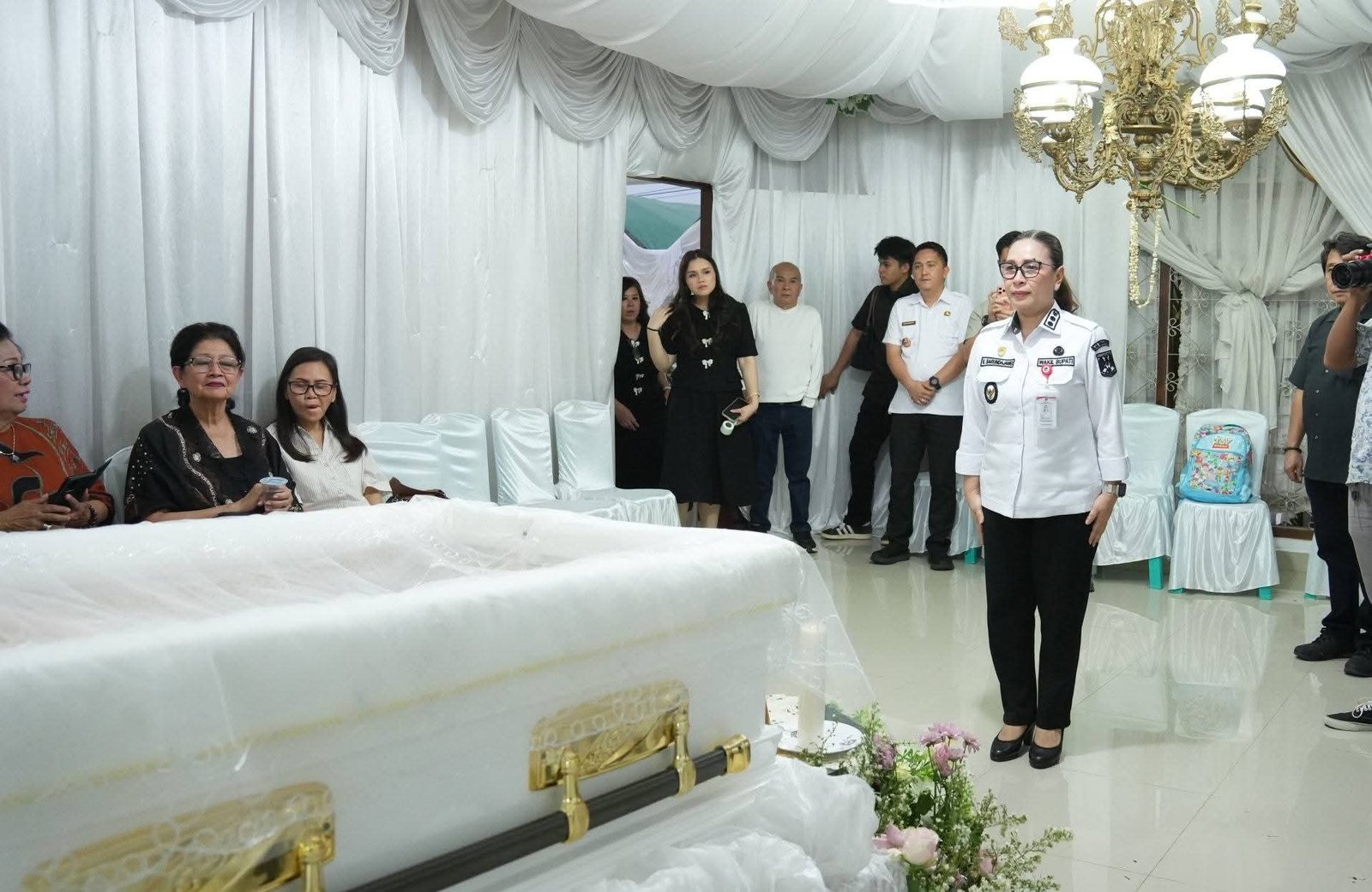Wabup Minahasa Vanda Sarundajang Melayat ke Rumah Duka Ibu Rien Nelly Tuwo di Sonder