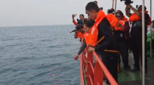 Pencarian Jurnalis Hilang Resmi Dihentikan, Hari Ini Keluarga Tabur Bunga di Selat Sunda