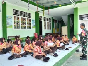 Menanamkan Cinta Tanah Air Sejak Dini, Babinsa Amurang Latih Bela Negara dan PBB Anggota Pramuka
