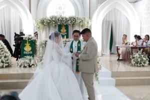 Pernikahan Zachary Pioh dan Sarah Dondokambey Digelar Khidmat di GMIM Petra Sawangan