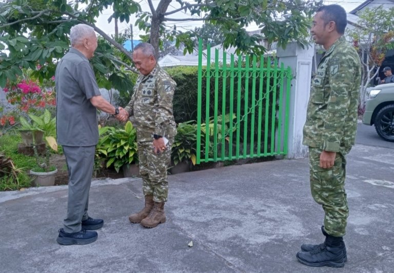 Dandim 1302/Minahasa Dampingi Kunker Pangdam XIII/Merdeka, Sowan ke Sesepuh TNI di Tondano